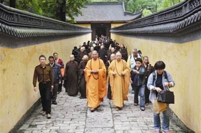 在大佛寺参拜期间,大佛寺住持传实法师向参访团详细介绍了寺院历史