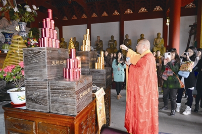 昨日清晨,大佛龙井·天姥红茶礼佛仪式在大佛寺栖光净院三圣殿举行.