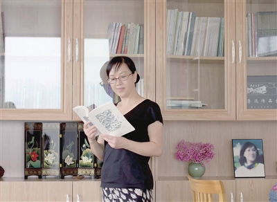 一幅写着"青荷芸窗"的书法挂在墙上,潘丽萍在新林乡银星村的书房很大